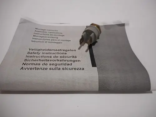 Temperatursensor auf einem Blatt mit Montage- und Sicherheitsanweisungen in mehreren Sprachen, darunter Niederländisch, Englisch und Deutsch, für das Produkt von Remeha.